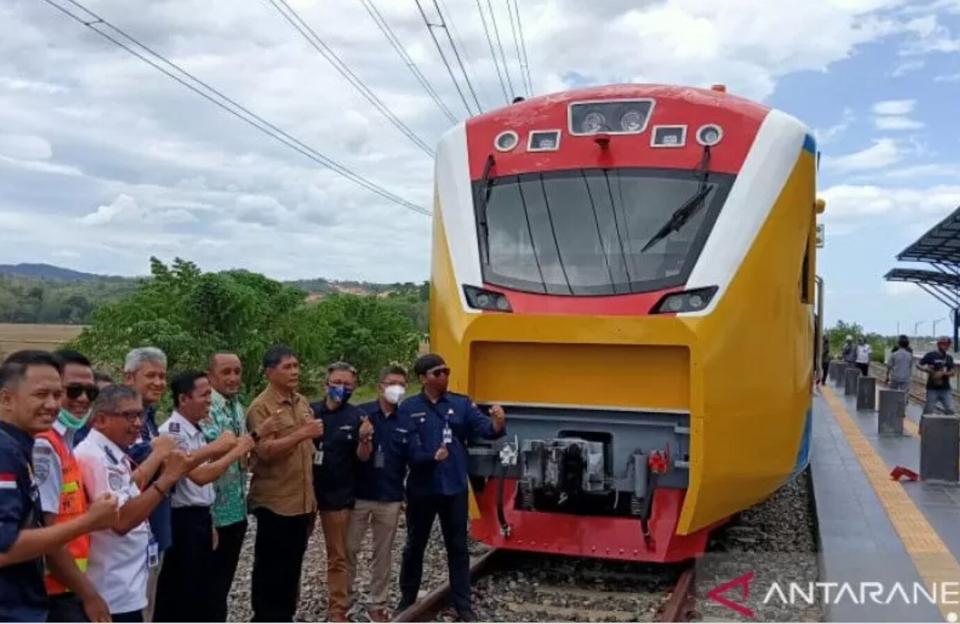 Menunggu Rangkaian Kereta Api Beroperasi Di Bumi Sulawesi